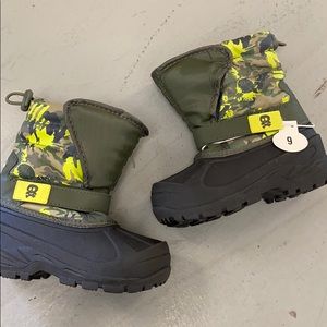 Brand New athletech snowboots toddler size 9